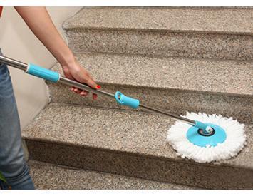 vệ sinh cầu thang bằng chổi lau nhà spin mop