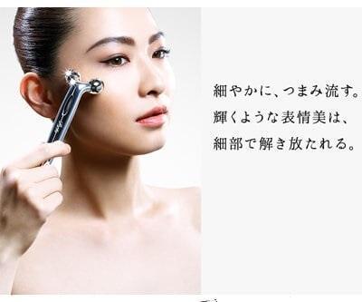 Vuốt đều máy massage giảm mỡ mặt khi sử dụng
