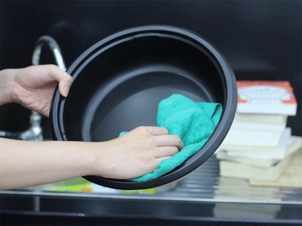 dùng khăn và nước rửa vệ sinh nồi lẩu điện