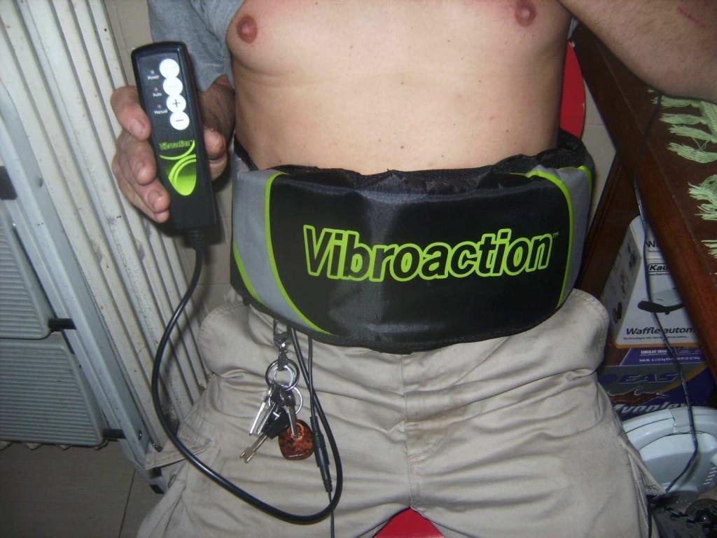 hình ảnh người đàn ông đang tập đai cơ bụng đai massage vibroaction