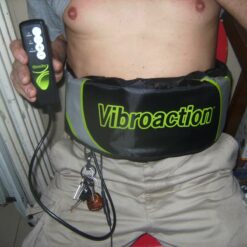 hình ảnh người đàn ông đang tập đai cơ bụng đai massage vibroaction