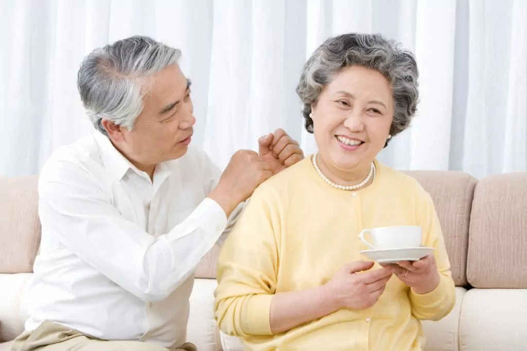 Goi massage hong ngoai cho nguoi cao tuoi