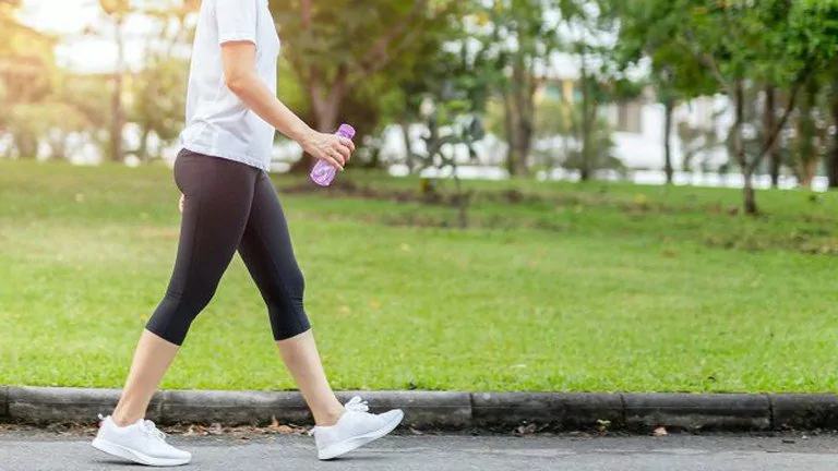 Đau thần kinh tọa có nên đi bộ