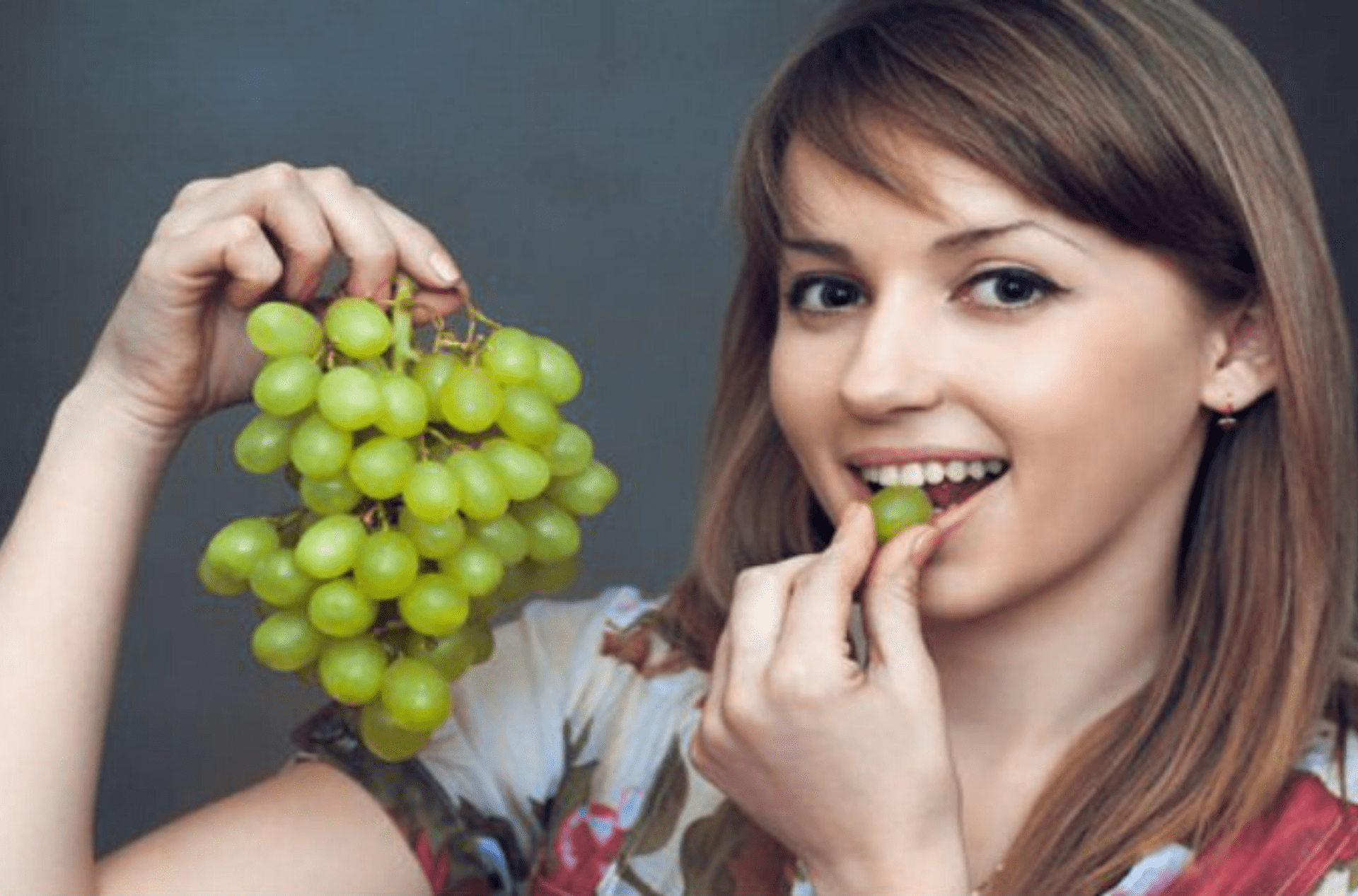 Можно кормящим виноград. Девушка ест виноград. Кушать виноград. Девушка с виноградом. Человек ест виноград.