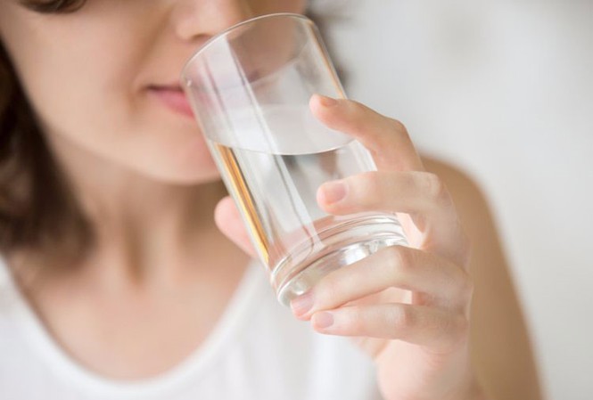 Uống đủ nước giúp thận tốt hơn 