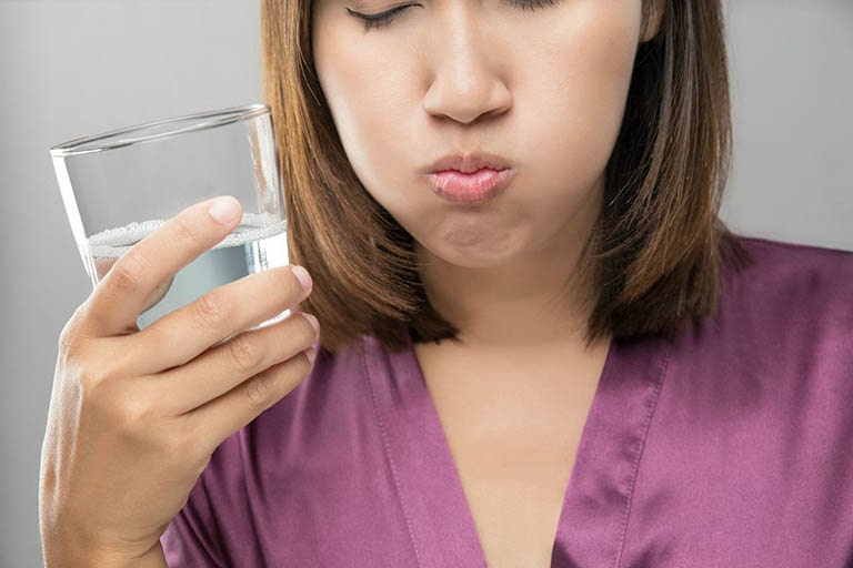 Súc miệng bằng nước muối giúp điều trị viêm họng 