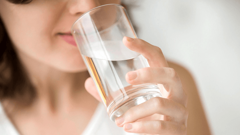 Uông nước đủ mỗi ngày để giúp giảm calo