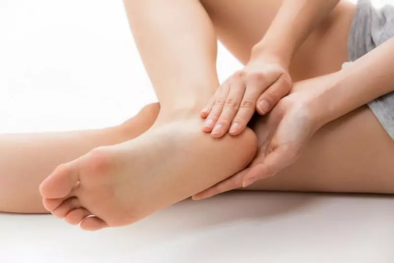 Mặt nạ tinh bột nghệ dầu dừa sẽ giúp gót chân của bạn mềm mại hơn