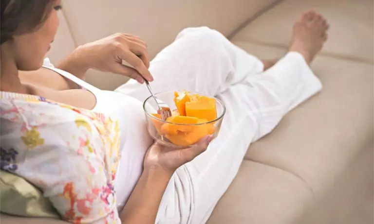 Tác dụng của quả xoài với bà bầu là giúp cho sự phát triển của thai nhi 