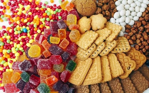 Mẹ bầu không nên ăn bánh, kẹo ngọt hoặc đồ ăn chứa nhiều đường 