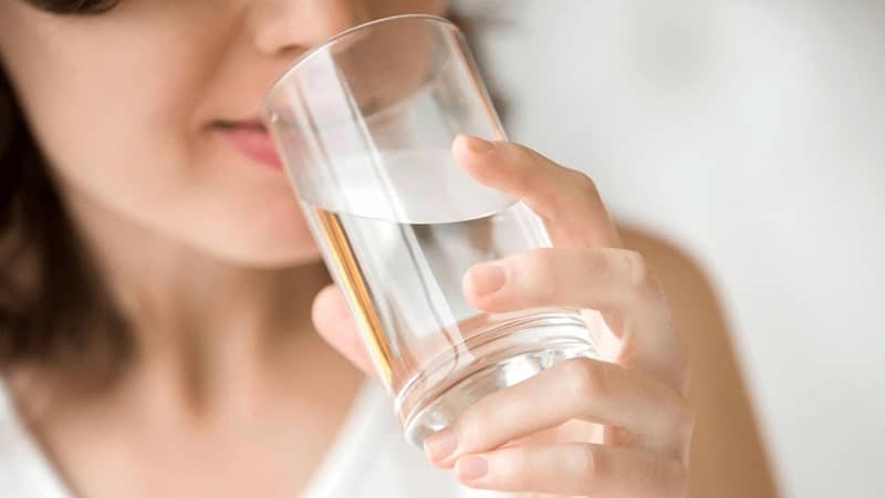 Cần uống nhiều nước để cải thiện tình trạng da bị dị ứng mỹ phẩm 