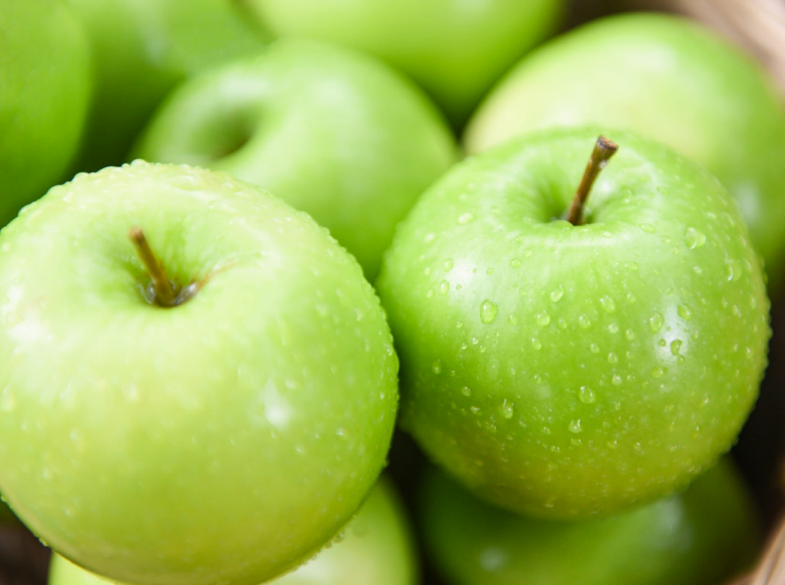 Trong 100g táo xanh chỉ chứa 52 calo, bạn có thể ăn thường xuyên mà không lo tăng cân 