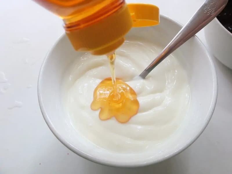 Phục hồi da sau dị ứng mỹ phẩm bằng mặt nạ sữa chua kết hợp với mật ong 
