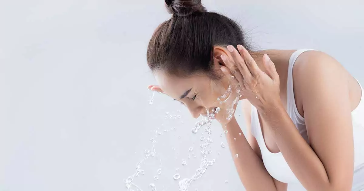 Rửa mặt thường xuyên để da được thông thoáng, sạch sẽ 