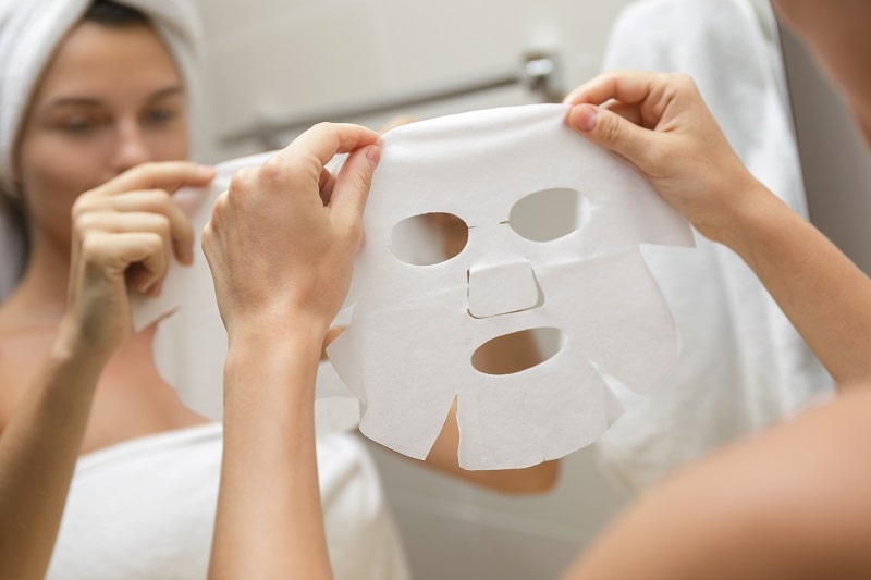 Đắp mặt nạ giấy giúp bạn có một làn da trắng sáng, cải thiện lỗ chân lông to