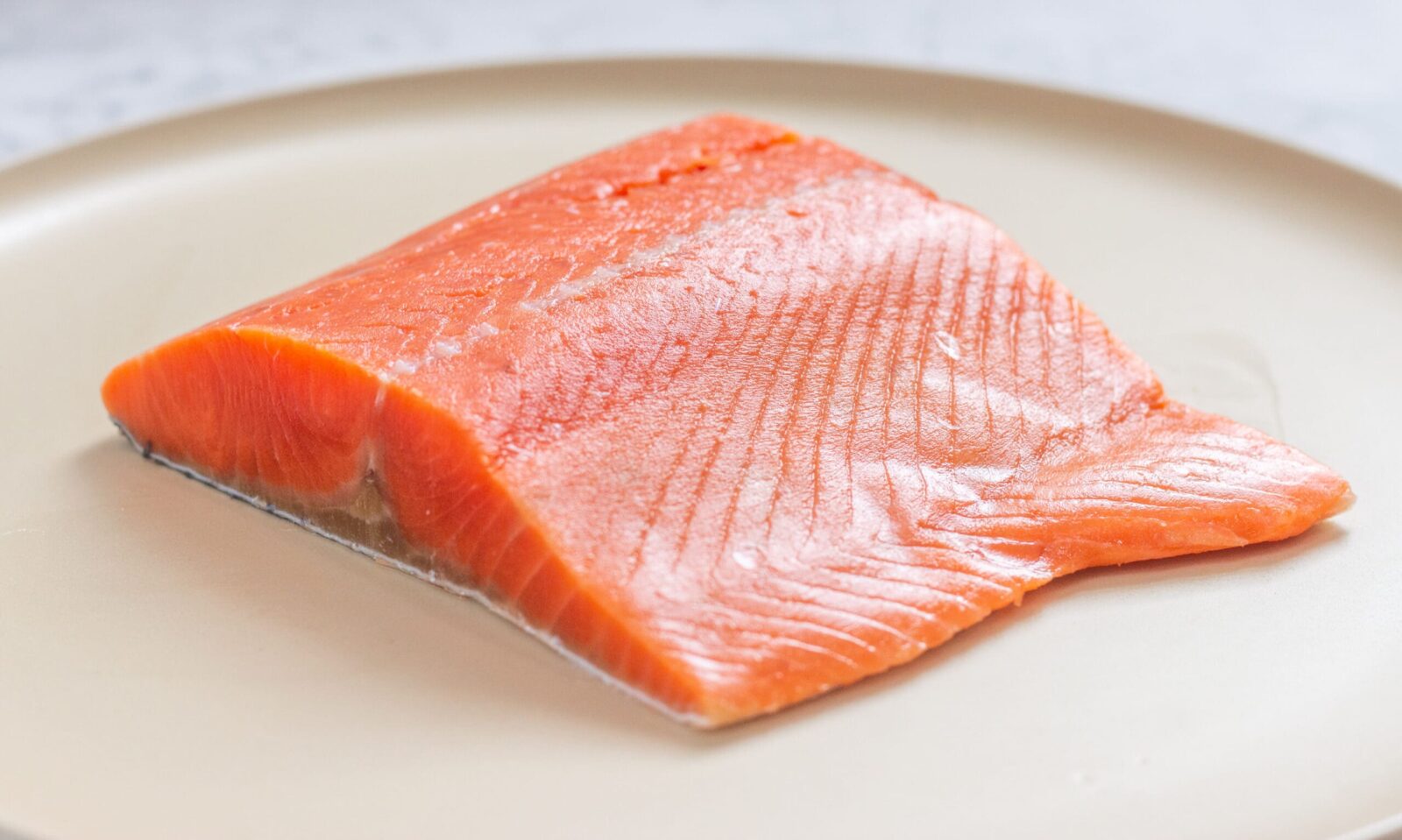 Ăn cá hồi thường xuyên để nâng cao sức khỏe tim mạch, phòng ngừa đột quỵ