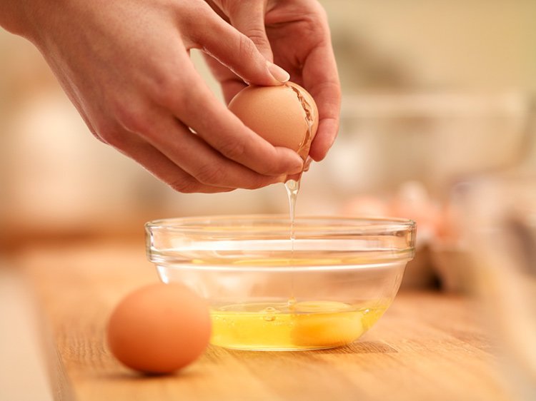 Trứng gà giúp se khít lỗ chân lông