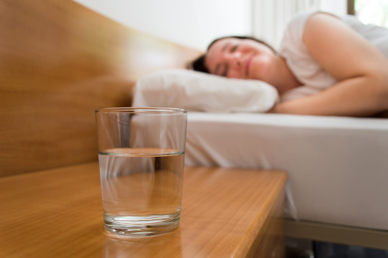 Uống nước trước khi đi ngủ sẽ giúp bạn ngủ ngon và sâu giấc hơn 