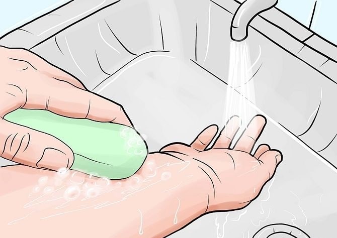 Dùng xà phòng và nước rửa sạch chỗ da bị ong đốt