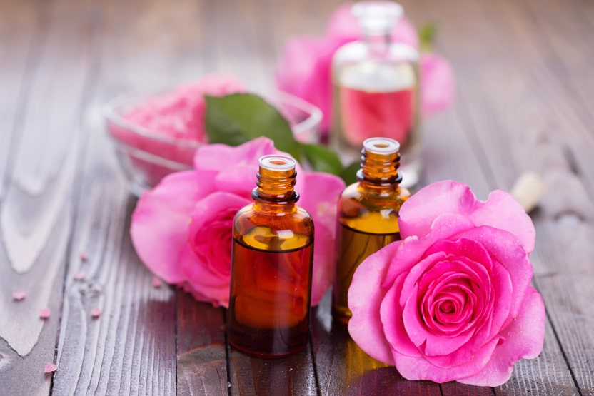 Tinh dầu hoa hồng hỗ trợ điều hòa kinh nguyệt và giảm đau bụng kinh 