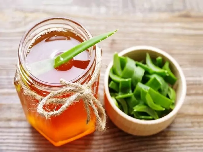 Mặt nạ nha đam kết hợp với mật ong giúp tái tạo da 