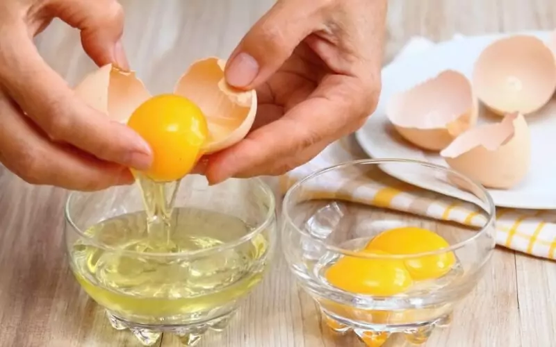 Làm mặt nạ trứng gà giúp cải thiện làn da khô và trị mụn hiệu quả 