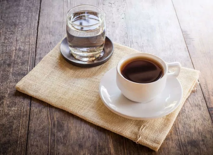 Nên uống nước sau khi uống cà phê để đào thải độc tốc được xuyên suốt 