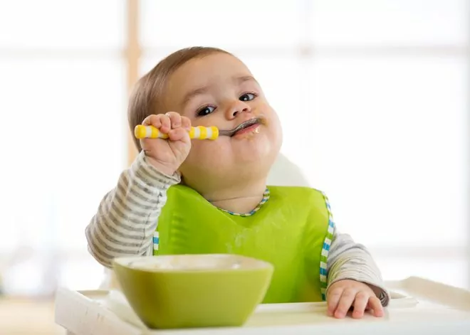 Cho trẻ tập ăn nhiều trái cây và rau củ để tăng cường sức đề kháng 