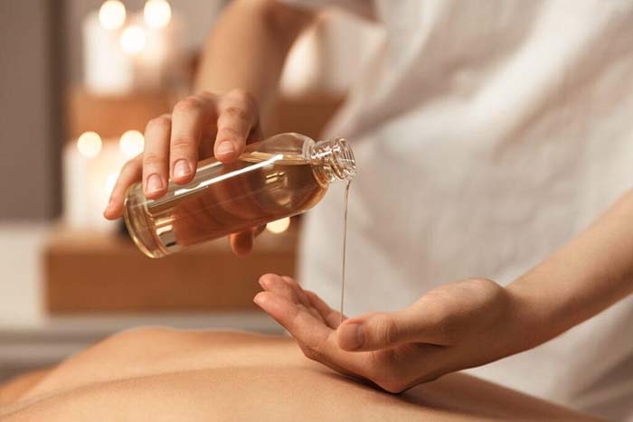 Tinh dầu hoa nhài dùng để massage giúp dưỡng da, thư giãn