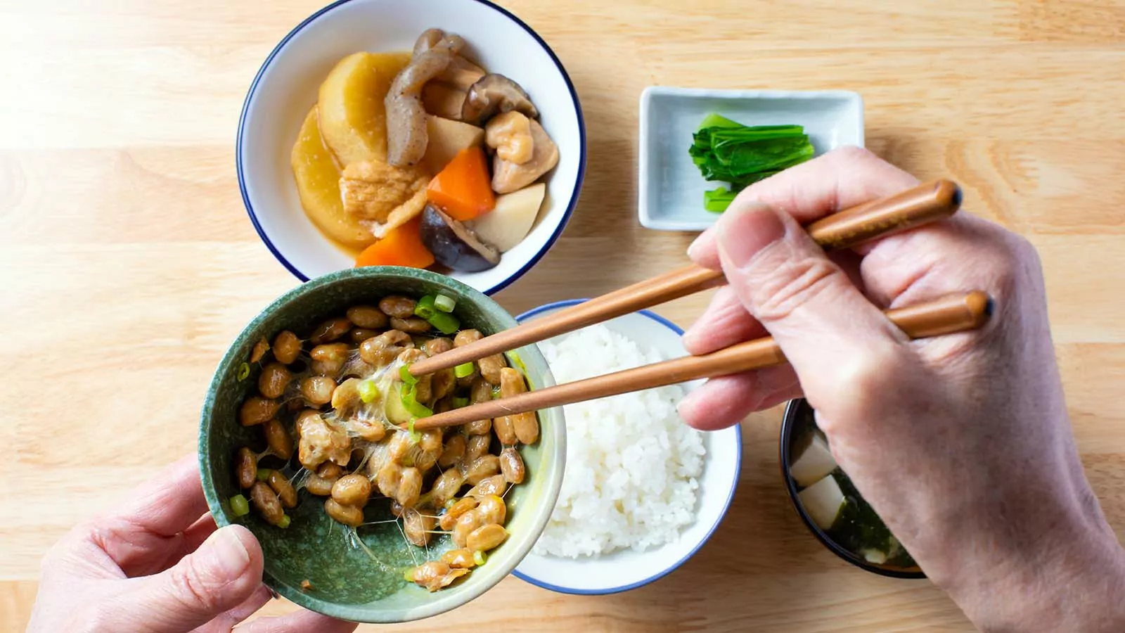 Natto trộn với trứng sống và hành bô roa ăn cùng cơm trắng
