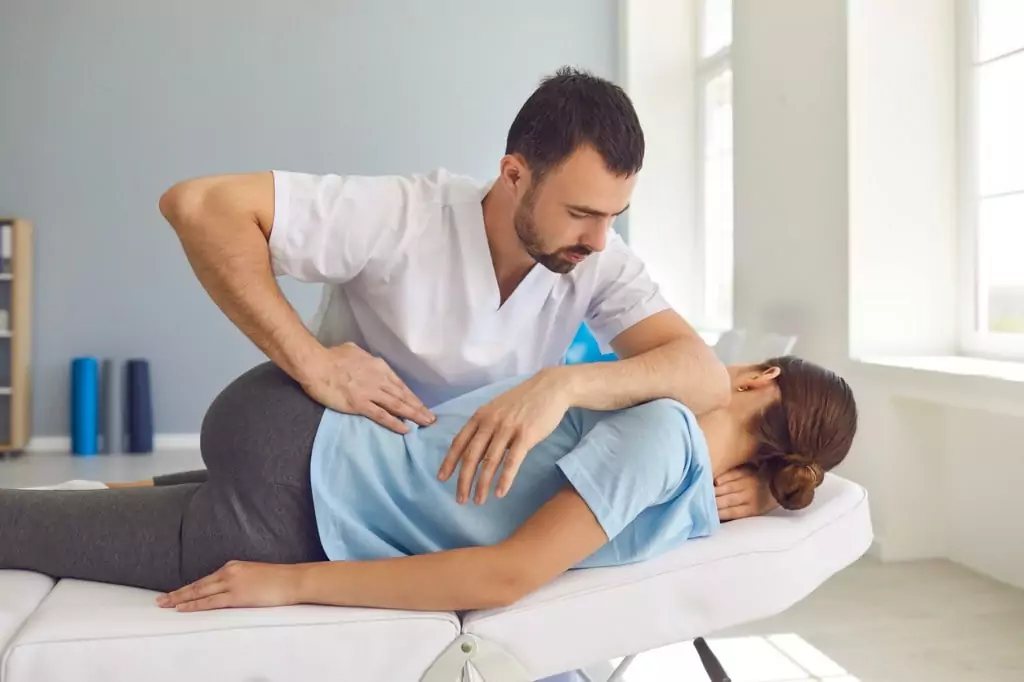 Phương pháp trị liệu thần kinh cột sống Chiropractic không cần dùng đến thuốc hay phẫu thuật 