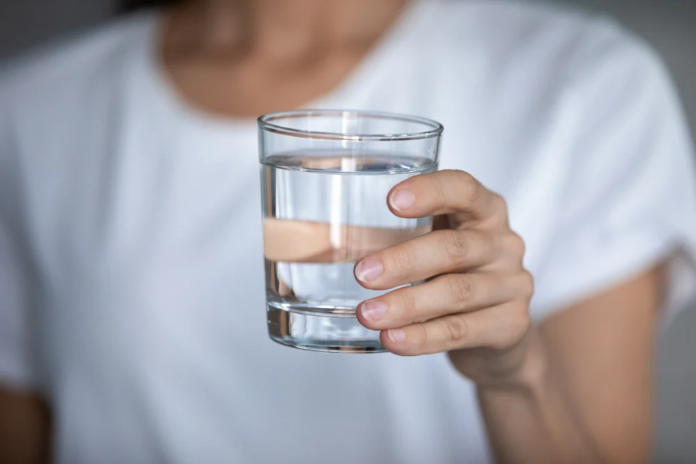 Uống nước giúp giảm chóng mặt