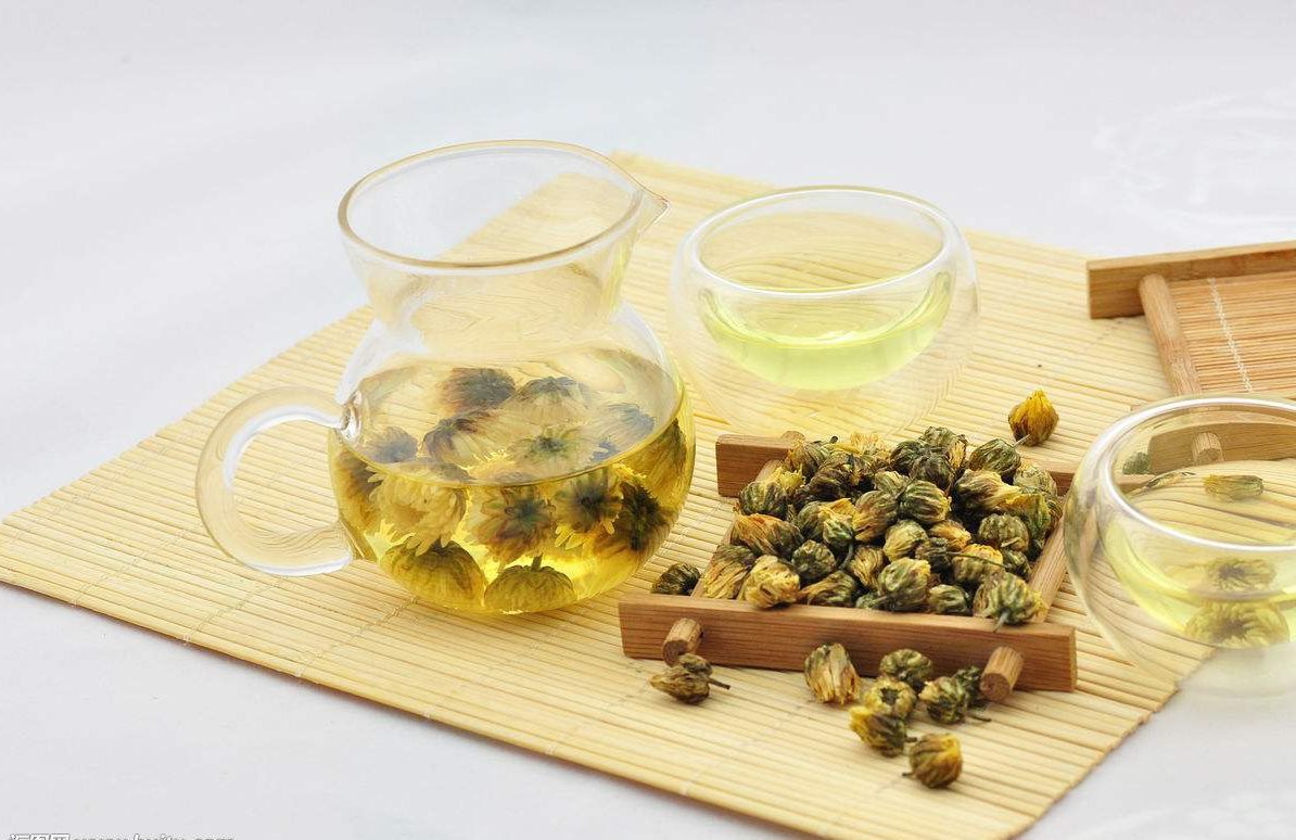 Người bệnh uống trà thảo dược chiết xuất từ hoa cúc sẽ giúp cải thiện viêm nhiễm