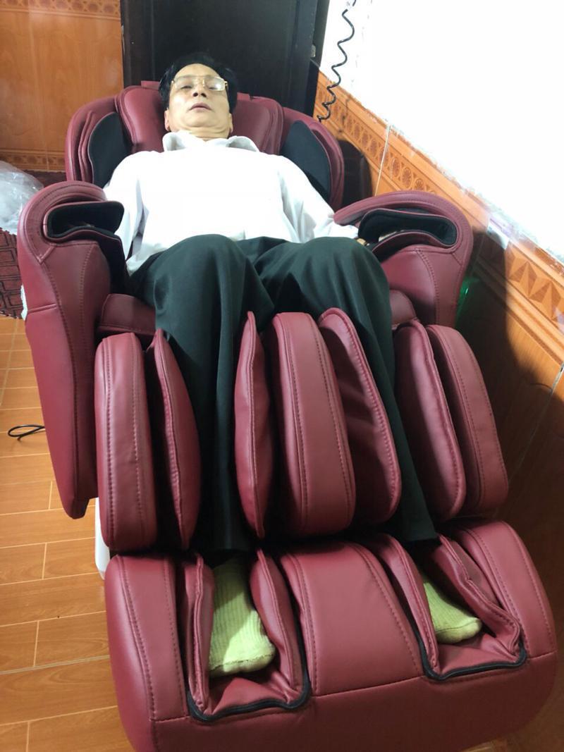 Anh Dương trải nghiệm thử ghế massage Panasonic